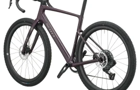 Una SCOTT Addict Gravel 2027 de color morado oscuro, una cómoda bicicleta de gravel con manillar de carretera, frenos de disco y neumáticos con tacos, aparece sobre un fondo blanco.