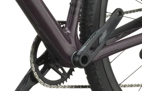 Primer plano del juego de bielas, el plato y la rueda trasera de una bicicleta gravel, la SCOTT Addict Gravel 2027, en el que se muestran con detalle los componentes polivalentes de la transmisión y el cuadro.