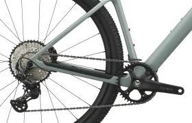 Primer plano de la rueda trasera, el desviador, la cadena, el cassette y el juego de bielas de una SCOTT Addict Gravel 2027 con cuadro gris claro mate. Esta bicicleta gravel polivalente cuenta con componentes de primera categoría diseñados para ofrecer rendimiento y versatilidad.