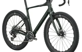 Se muestra una SCOTT Addict Gravel 2027 negra sobre un fondo blanco: una bicicleta gravel con manillar de carretera, frenos de disco y neumáticos anchos con dibujo, diseñada para una conducción cómoda por cualquier terreno.