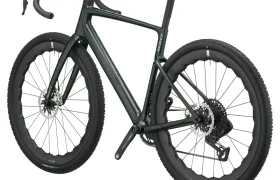 Una cómoda bicicleta gravel SCOTT Addict Gravel 2027 de color negro, con manillar curvo, frenos de disco y neumáticos anchos con tacos, vista lateral sobre un fondo blanco.