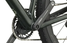 Primer plano de un juego de bielas, un plato y una rueda trasera con neumático texturizado, con especial atención a los brazos de los pedales y la unión con el cuadro de la bicicleta de gravel polivalente SCOTT Addict Gravel 2027.