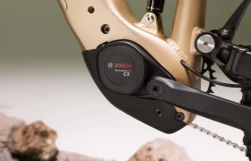 Primer plano de un motor eléctrico Bosch CX Gen5 Performance Line montado en el cuadro de una Fantic Sierra e-MTB, con el brazo de biela y parte de la cadena visibles.