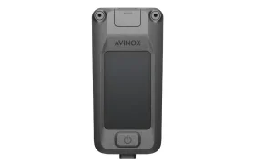 Un dispositivo portátil rectangular con la etiqueta "Avinox M2", una pantalla de visualización y un botón de encendido prominente debajo de la pantalla.