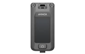 Un dispositivo electrónico Avinox M2S rectangular con pantalla negra, botón de encendido, puerto USB-C y tornillos visibles sobre un fondo blanco liso.