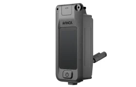 Dispositivo Avinox M2 rectangular negro con botón de encendido, pantalla de visualización y dos pernos en la parte superior, sobre fondo blanco.