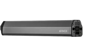 Un dispositivo electrónico rectangular, negro y gris, con la etiqueta "AVINOX M2S", que presenta un puerto conector en uno de sus extremos.