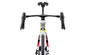 Vista frontal de una LOOK 795 Blade RS 3, una bicicleta de carretera con cuadro blanco y detalles en negro, rojo y amarillo, manillar de carretera y dos palancas de freno, fotografiada sobre un fondo blanco.