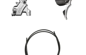Una pinza de freno de disco hidráulico de bicicleta, una palanca de freno y cambio Shimano CUES y un latiguillo hidráulico negro se muestran sobre un fondo blanco, perfecto para actualizar grupos de carretera.