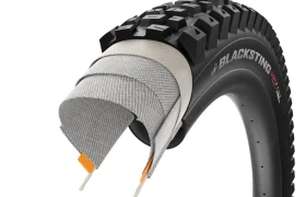 La sección transversal de una cubierta de bicicleta BLACKSTING, inspirada en los neumáticos Scorpion MTB de Pirelli, muestra múltiples capas protectoras y cordones internos debajo de la banda de rodadura exterior.