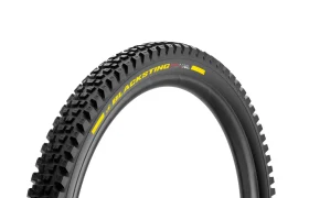 Una cubierta negra para bicicleta de montaña con un dibujo de banda de rodadura con tacos, inspirada en el ciclismo de gravedad y con la inscripción «BLACKSTING» en amarillo en el flanco, que recuerda a neumáticos de MTB de alta gama como el Pirelli Scorpion, representada sobre un fondo blanco.