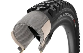 Una sección transversal de una cubierta de bicicleta Blacksting en la que se aprecian la banda de rodadura, las capas internas y las cámaras, lo que pone de relieve su estructura multicapa y su diseño resistente a los pinchazos, similar al de las cubiertas de MTB de gama alta como la Pirelli Scorpion, diseñadas para ofrecer un agarre y una durabilidad superiores en las exigentes condiciones de las disciplinas de gravedad en MTB.
