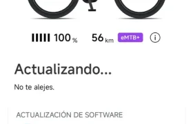Pantalla de aplicación móvil que muestra una eBike conectada llamada "Runseru's eBike" con batería al 100%, 56 km de autonomía y una actualización de software Bosch Performance Upgrade en curso al 27%, mejorando tu experiencia bici.