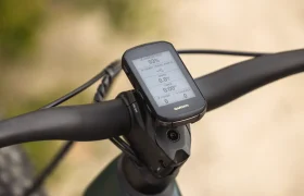 Primer plano de un ciclocomputador Garmin montado en el manillar de una bicicleta, que muestra en su pantalla los datos del recorrido y el estado de la batería: perfecto para los ciclistas que buscan más potencia y una experiencia mejorada sobre la bici.