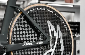 Primer plano de una rueda de bicicleta especializada con un diseño de tablero de ajedrez y un gráfico distintivo.