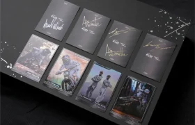 Un conjunto de cromos coleccionables expuestos sobre una superficie negra, con imágenes de ciclistas de montaña y varios cromos TRP EVO PRO Anniversary Edition con firmas doradas, todo ello presentado como una edición limitada inspirada en la Península Ibérica.