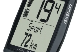 La computadora para bicicleta Sigma EOX VIEW 700 cuenta con una pantalla clara que muestra un ícono de batería, "19.4" en negrita y "Sport 72 km". Es de color negro elegante con "SIGMA" prominente en la parte superior y los costados, perfecta para ciclistas expertos en tecnología que buscan precisión y estilo.