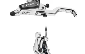 Juego de frenos de disco hidráulicos para bicicleta Silver TRP EVO PRO Anniversary Edition, edición limitada, en el que se muestra el conjunto de la palanca de freno en la imagen superior y la pinza de freno en la inferior. Disponible en la Península Ibérica.