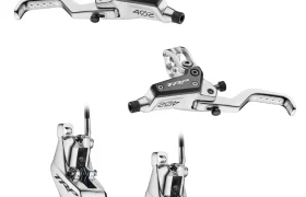 Juego de manetas y pinzas de freno de disco hidráulico para bicicleta Silver TRP EVO PRO, Edición limitada, mostradas desde diferentes ángulos sobre un fondo blanco.