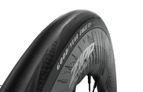 Vista de cerca de un neumático de bicicleta Goodyear Eagle F1 montado en una rueda de carbono Zipp 2026, diseñada para rodar más rápido, sobre un fondo blanco.