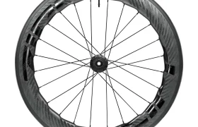 Una rueda de bicicleta Zipp 2026 de fibra de carbono con radios negros y un borde estampado, diseñada para ayudarte a rodar más rápido, vista de lado contra un fondo blanco.