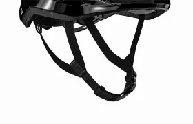 Un casco Casco Lazer Sphere Kineticore negro con correas de seguridad.
