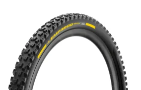 Un primer plano de una cubierta negra para bicicleta de montaña con la inscripción «EMPEROR», que presenta un dibujo profundo de la banda de rodadura y el logotipo amarillo en el flanco, lo que recuerda al diseño robusto de los neumáticos Pirelli Scorpion para MTB, ideales para afrontar senderos con pendientes pronunciadas.