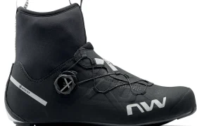 Zapatilla de ciclismo Northwave negra con caña alta, cierre BOA y forro de Gore-Tex, mostrada de perfil sobre un fondo blanco.