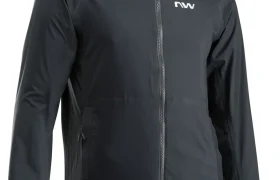 Una chaqueta negra con capucha, cremallera frontal, bolsillos laterales y el logotipo «NW» en el lado izquierdo del pecho, sobre un fondo blanco liso.