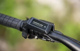 Primer plano del manillar de una bicicleta con una unidad de control Bosch Purion 200 Performance Line CX acoplada, tal y como se ve en los modelos avanzados de e-MTB de FOCUS, como la JAM y la SAM.