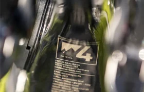 Primer plano de una etiqueta del cuadro de una bicicleta en la que se lee «WZ4» y se muestran los detalles de certificación, incluidos los símbolos CE y de reciclaje, parcialmente ocultos por los componentes de la bicicleta en primer plano; forma parte de la innovadora gama Gama FOCUS e-MTB 2027, como los modelos SAM o JAM.