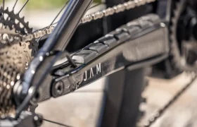 Primer plano del cambio trasero, la cadena y el cassette de una bicicleta, en el que se aprecia la palabra «JAM» en la vaina trasera, lo que pone de manifiesto la avanzada ingeniería de los modelos FOCUS e-MTB 2027 THRON o JAM.