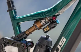 Primer plano del cuadro de una bicicleta eléctrica de montaña (e-MTB) de la marca FOCUS, en el que se aprecia un amortiguador Fox Float y un bidón fijado al cuadro.