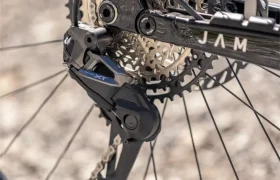 Primer plano del cambio trasero, el cassette y el plato de una bicicleta de montaña, con la inscripción «JAM» en el cuadro y «DT SWISS» en la llanta, fotografiado al aire libre; en la imagen se destacan detalles inspirados en la próxima gama FOCUS e-MTB 2027.