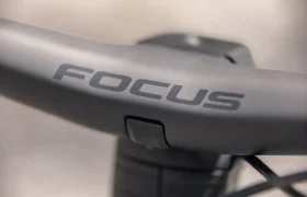 Primer plano del manillar de una bicicleta JAM con la palabra «FOCUS» impresa en letras gruesas sobre la superficie mate.