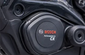 Primer plano de un motor para bicicleta eléctrica Bosch Performance Line CX montado en un cuadro negro de la e-MTB FOCUS 2027.
