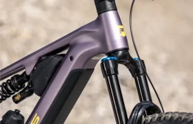 Primer plano de una bicicleta de montaña Focus —concretamente, un modelo JAM— en el que se aprecian el manillar, la horquilla de suspensión delantera y parte del cuadro, con un fondo rocoso al aire libre.