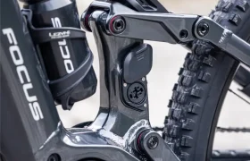 Primer plano del cuadro de una bicicleta eléctrica de montaña (e-MTB), concretamente del modelo JAM, en el que se aprecian el motor Bosch Performance CX, el compartimento de la batería, el portabidones y el sistema de suspensión trasera.