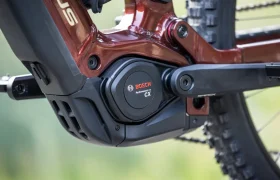 Primer plano del motor de una bicicleta eléctrica Bosch Performance Line CX montado en el cuadro de una e-MTB de JAM.