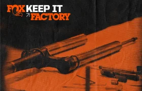 Se muestra una horquilla de suspensión FOX desmontada sobre una superficie naranja con herramientas, junto al texto «FOX Keep It Factory» en la esquina superior izquierda.