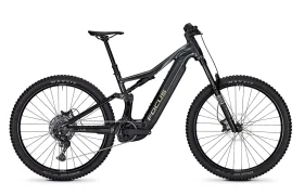 Una bicicleta de montaña eléctrica Focus JAM de suspensión total, de color negro, con neumáticos anchos, frenos de disco y un motor de tracción central, mostrada de perfil sobre un fondo blanco. Esta e-MTB de FOCUS está diseñada para la aventura y el rendimiento en cualquier sendero.