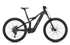 Bicicleta eléctrica de montaña (e-MTB) FOCUS de suspensión total, de color negro, con frenos de disco, neumáticos anchos y una batería visible integrada en el cuadro, vista de perfil sobre un fondo blanco: perfecta para quienes buscan la experiencia JAM o SAM en el ciclismo de montaña eléctrico.