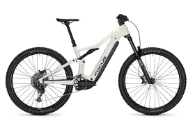Una bicicleta de montaña blanca con suspensión total, detalles en negro, neumáticos anchos, frenos de disco y el logotipo «FOCUS» en grande en el cuadro —este modelo, posiblemente de la serie FOCUS JAM o FOCUS SAM—, se muestra de perfil sobre un fondo blanco.