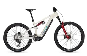 Vista lateral de una bicicleta de montaña de doble suspensión FOCUS JAM, en colores blanco y rojo, con motor eléctrico, un elegante modelo de e-MTB 2027, representada sobre un fondo blanco liso.