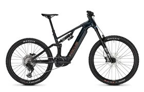 Bicicleta de montaña eléctrica FOCUS e-MTB 2027 con suspensión total, con un elegante cuadro negro, neumáticos anchos con dibujo pronunciado, frenos de disco y un potente motor de tracción central, presentada sobre un fondo blanco: perfecta para afrontar cualquier sendero, tanto si buscas aventuras con la serie JAM como con la SAM.
