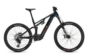Bicicleta de montaña eléctrica de doble suspensión de color negro, la JAM² e-MTB 2027, equipada con neumáticos grandes de tacos, amortiguadores delanteros y traseros, frenos de disco y un potente motor de tracción central, mostrada de perfil sobre un fondo blanco.