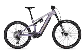 Una bicicleta de montaña eléctrica (e-MTB) de 2027 con suspensión total, con un llamativo cuadro morado, frenos de disco, neumáticos Maxxis de gran anchura y una batería central, vista de perfil.