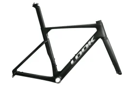 Un cuadro de bicicleta de carretera LOOK 795 Blade RS 3 en negro mate, con tija de sillín y horquilla integradas, que luce el nombre de la marca en grandes letras blancas en el tubo diagonal. Diseñado en Nevers para ofrecer rendimiento y estilo.