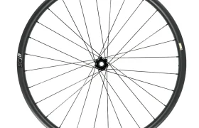 Una rueda de bicicleta negra con radios finos y un buje central, representada sobre un fondo blanco.