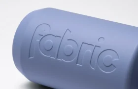 El bidón antimicrobiano Fabric Gripper V2, un objeto cilíndrico de color morado claro con la palabra «fabric» grabada en relieve sobre un fondo blanco, ofrece protección permanente para tus necesidades de hidratación.